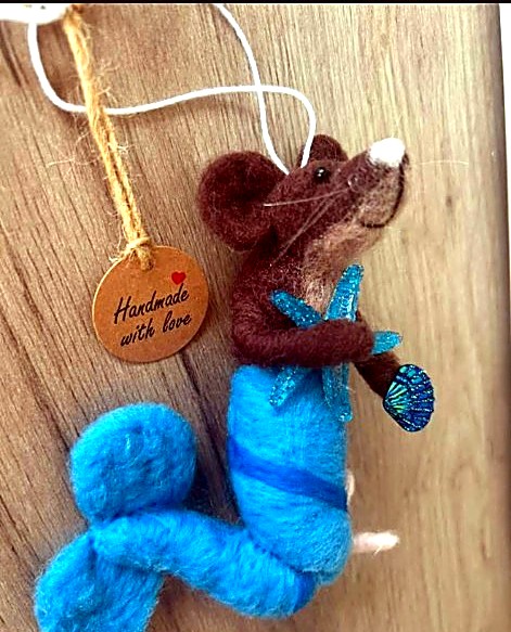 Needle-felted mermaid mouse holding a starfish and seashell